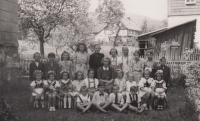 8. třída, Miloslava Medová v horní řadě, čtvrtá zleva, jaro 1946