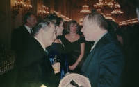 S Václavem Havlem při slavnosti předávání Medaile Za zásluhy otci Josefu Adámkovi v roce 1999
