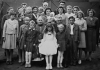 Svaté přijímání dcery Marie Halfarové Elišky (vpředu uprostřed), konec 50. let