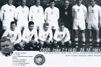 Before the match with Ireland, from left: Pluskal, Hledík, Tichý, Adamec, Schrojf, Kvašňák, Popluhár, kneeling: Sherer, Masopust, Jelínek, Pospíchal, 1961
