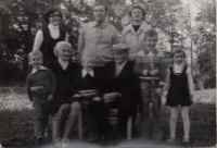 Zleva: pamětnice, její bratr s manželkou, dvě prostřední děti pamětnice, maminka a tatínek, 1978