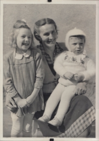 S maminkou a bratrem s době, kdy byl tatínek ve vězení, 1951
