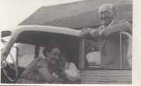 Foto ze svatby maminčina bratra Stanislava Boháče; maminka, bratr a tatínek, 50. léta 20. století