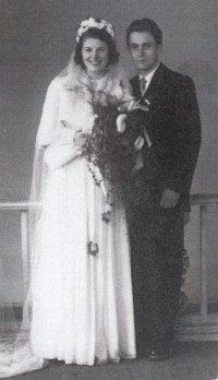 Novomanželé Miloslava a Alfred Medovi, 1954