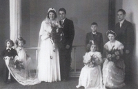 Novomanželé Miloslava a Alfred Medovi, 1954 (dva malí chlapci jsou bratři Petr a Antonín)
