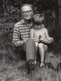 Otec Antonín Filip s vnučkou Šárkou