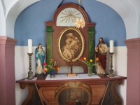 Vnitřek obnovené kapličky v Liščí