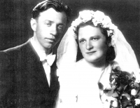 Rodiče Josef a Marie Adámkovi na svatební fotografii v roce 1944