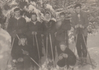 S kamarády na lyžích, Miloslava Medová s bílým šátkem, 1954