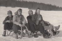 S manželem a dcerou Soňou (sáně vpravo) a dvěma přáteli, 1957