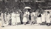 Se spolupracovníky sanatoria, Miloslava Medová druhá zleva, cca 1960 