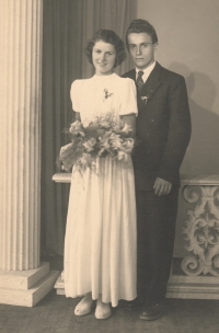 Se svým budoucím manželem na svatbě kamarádky jako družička, 1952