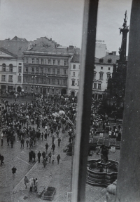 Setkání na podporu vězněného Augustina Navrátila v Olomouci, které Oldřich Kučera fotografoval z okna