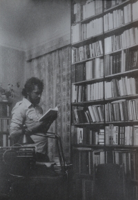 Zdislav Havran činný v olomouckém disentu u své knihovny