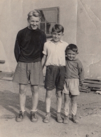 Josef s mladšími bratry Jiřím a Ludvíkem, 50. léta,