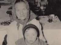 Miroslav ve věku jednoho roku se svou prababičkou (rok 1960)