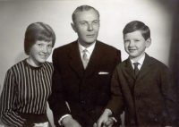 Tatínek s dcerou Adrianou a synem Janem z prvního manželství – roku 1966 nebo 67