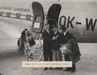 Boxer Joe Baksi se svou přítelkyní po příletu do Prahy v roce 1946 s kpt. Irvingem a 2. pilotem po vystoupení z dakoty