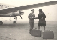 Advising a pretty female traveller. One can see the changes in the airmen’s attire. The dark blue uniforms of the after-war period changed into the light blue colour of summer sky and although Jan has only three bars on the sleeves of his jacket (as a first officer, the captain would wear four)