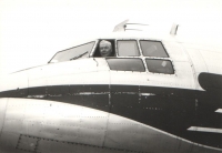 Zde kapitán Irving vykukuje z kokpitu „své“ IL-14 (foto z roku 1974).