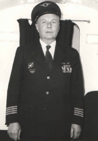 Poslední opuštění pilotní kabiny a slavná letecká éra kpt. Irvinga se v roce 1977 uzavírá. 
