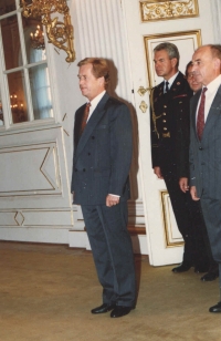 Vzácný snímek věnovaný hradní kanceláří poté, co prezident Václav Havel a ministr obrany L. Dobrovský povýšili mjr. Jana Irvinga v roce 1990 do hodnosti plukovníka