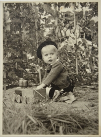 Augustin v září 1940 - hra s vláčkem na zahradě