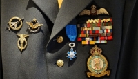 Detail krásného modrého řádu na uniformě