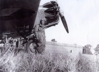 Irvingovo první působiště ve Kbelích u 1. leteckého pluku T. G. M. před letadlem Aero Apb-32 s motorem Jupiter