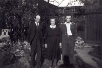 The last known photograph of Jan with his parents before his departure from Czechoslovakia in 1939