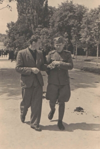 V ulicích Niš spolu s Josefem Vaníčkem (vpravo); na fotografii je pěkně patrný jiný střih zdejších vojenských stejnokrojů