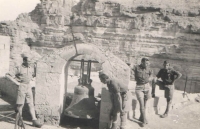 Památky v okolí Nazaretu; Jan stojí zcela vlevo