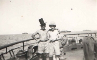 Na lodi odplouvající z Palestiny; Jan je vpravo
