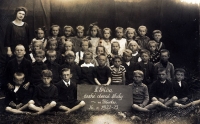 Jan as a child is standing in the back row at the right, wearing a sailor suit.