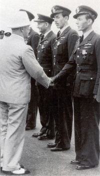 Prezident Edvard Beneš gratuluje Janu Irvingovi poté, co byl spolu s dalšími vyznamenán Československým válečným křížem 1939