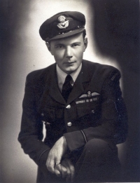 Poslední portrétní foto Jana před opuštěním Anglie v roce 1944