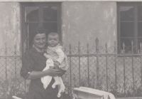 Eva Pacovská s maminkou Martou Škramovskou, Praha, 1934