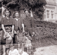 Patra Karadžu (top row, first from left), and her nephew Stergios Drujas (middle row, first from left). Miletín castle, 1952.