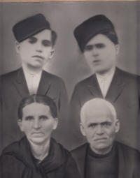 Brothers Stergios and Kostas, and parents of Patra Karadžu. Greece, 1930's.