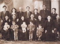 The Karadžu family. Top row, from the left, Sotiris Karadžos and Patra Karadžu. Middle row, from the left, mother-in-law and father-in-law of  Patra Karadžu. Bottom row, from the left, daughter Vasiliki and nephew Stergios Druja. Hořice 1953