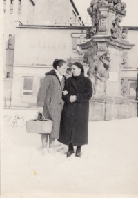 Patra Karadžu with her mother Angeliki Chatzi. Dvůr Králové 1964