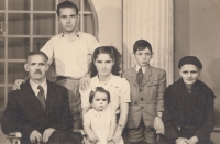 Zleva tchán Charilaos Karadžos, manžel Sotiris Karadžos, dcera Vasiliki Karatziu, Patra Karadžu, bratr manžela Stergios Karadžos, tchyně Evdoxia Karadžu, 1954