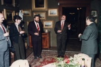 Ministr kultury Pavel Tigrid na zámku v Lužanech na pozvání Hlávkovy nadace, devadesátá léta. (Oldřich Váca třetí zleva)
