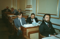 První volební období v parlamentu, počátek 90. let (Oldřich Váca uprostřed, vedle něj Richard Hájek, vepředu Vladimír Líbal)