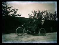 Babička Fišerová s dědou na výletě / přibližně 1922