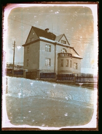 Rok 1928, nově postavená vila v Ledči nad Sázavou. Dům Fišerových, kde později prožila své dětství a mládí i Eva Vorlíčková.