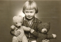 Eva Vorlíčková s medvídkem / Ledeč nad Sázavou, ateliér Pleva / 1967-1968