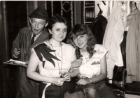 Maturitní sraz (vlevo tatínek Zdeněk V., vpravo Eva V.) / 1985