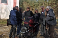 Odhalení sochy Olbrama Zoubka v Zahrádce (zleva Jan Kárník, kastelán Marek Hanzlík, Tomáš Hudeček, Eva Vorlíčková s kočárkem, Karel Schwarzenberg a někdo z návštěvníků) / 25. 2. 2017