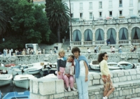 Na Hvaru – tehdejší Jugoslávii, s dcerami Markétou a Karolínou, 1986